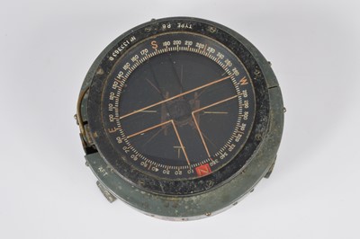 Lot 121 - A vintage Royal Air Force Type P8 aircraft compass