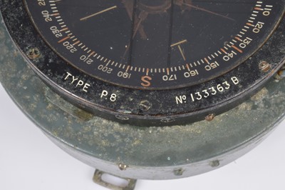 Lot 121 - A vintage Royal Air Force Type P8 aircraft compass