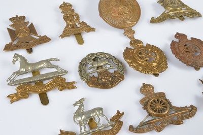 Lot 148 - A Victorian Welsh Regiment Glengarry badge