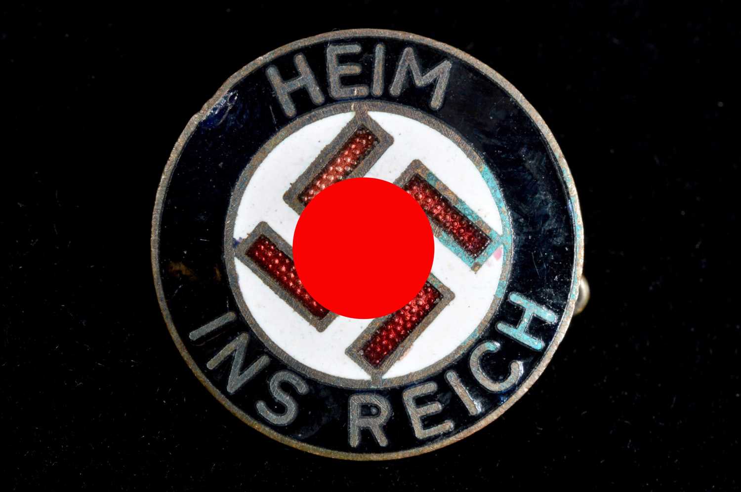 Lot 178 - A Heim ins Reich enamel badge