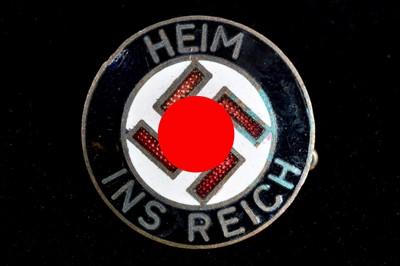 Lot 178 - A Heim ins Reich enamel badge