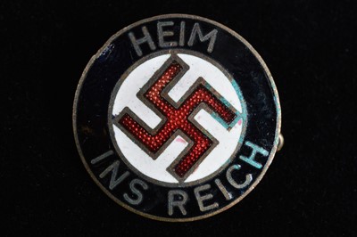 Lot 178 - A Heim ins Reich enamel badge