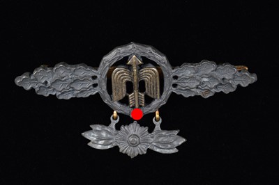 Lot 213 - A German Luftwaffe Short Range Day Fighter Clasp with Pendant