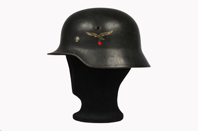 Lot 405 - A WWII German Luftwaffe Single Decal M40 Helmet