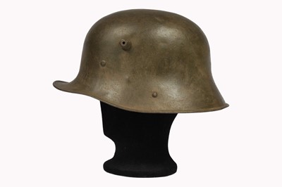 Lot 407 - A WWI German Stahlhelm M16 Steel Helmet