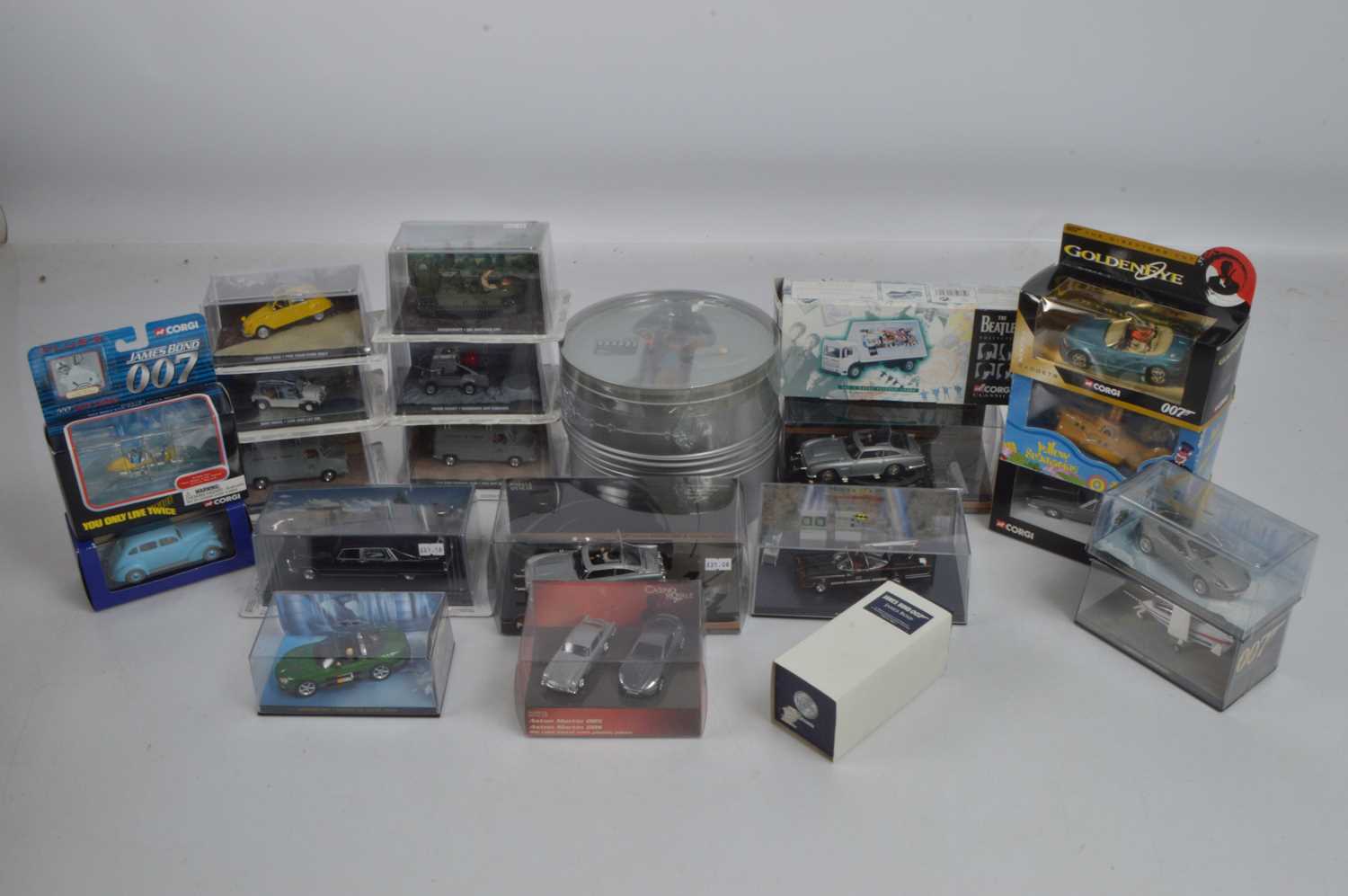 Lot 14 - Modern TV Film and Music Themed Models and Figures (23)
