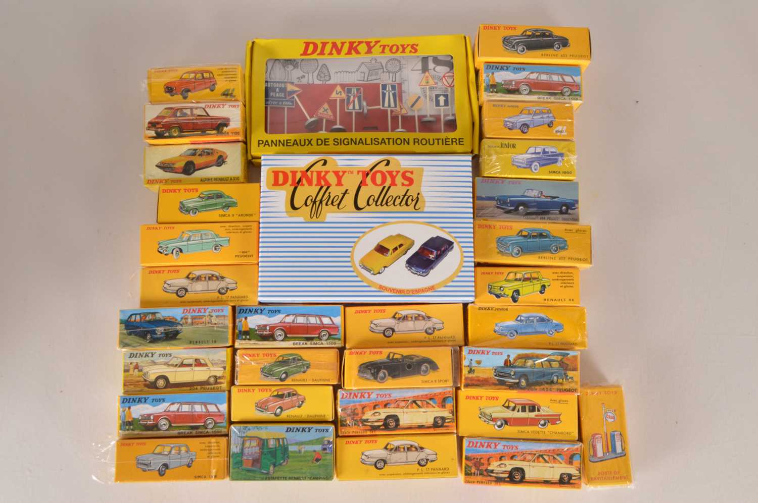 Lot 25 - Atlas Editions Dinky French Cars Gift Set and Accessories (31)