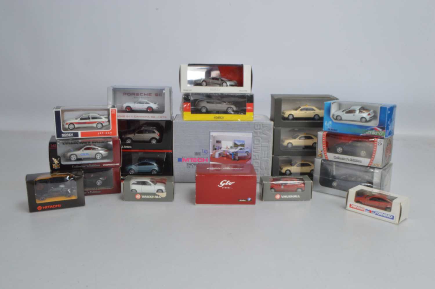 Lot 38 - Modern Diecast Modern Mainly Private Cars 1:43 Scale and Car Showroom Diorama (19)