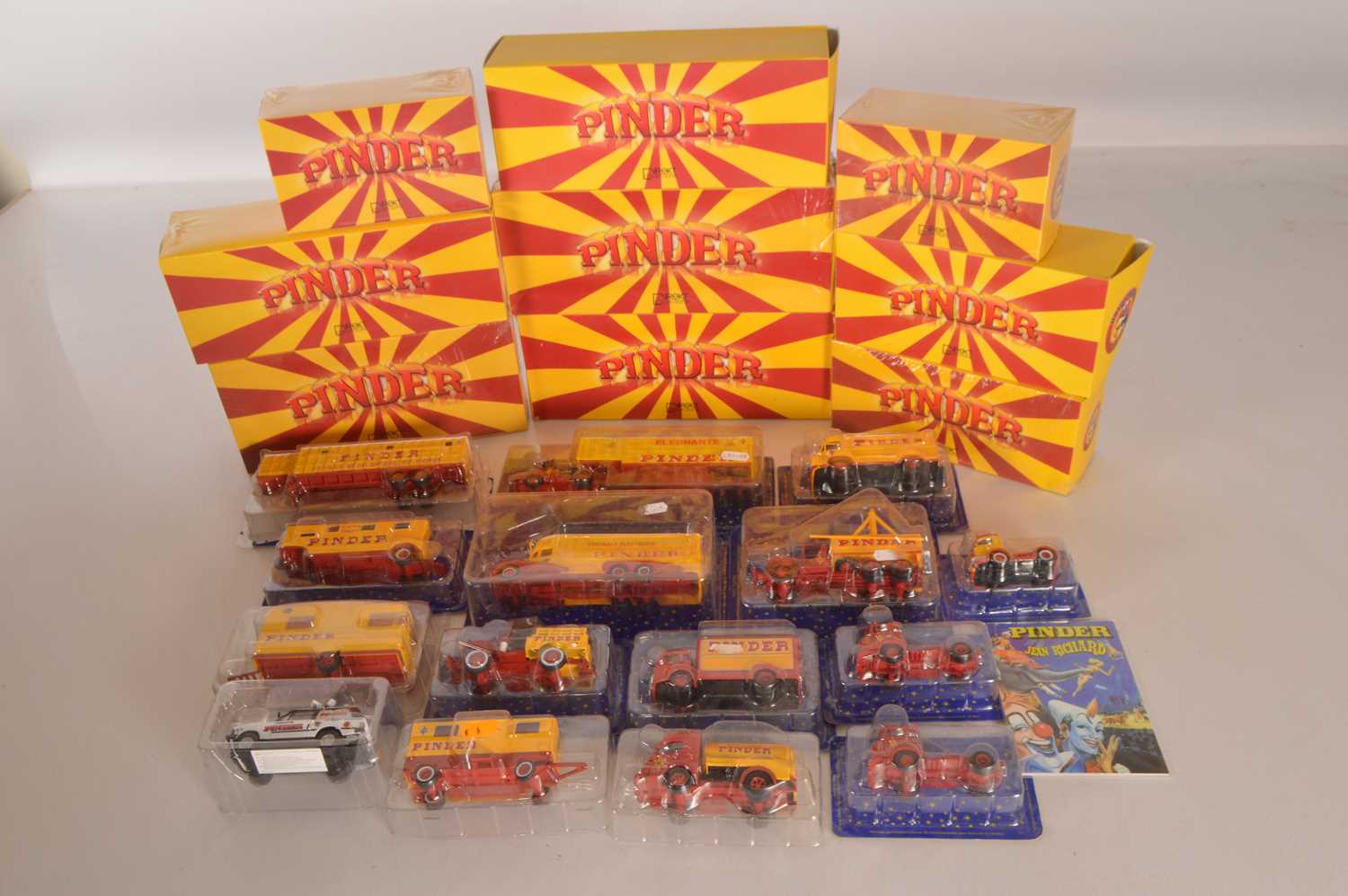 Lot 48 - Modern Diecast Pinder Circus Models (21)