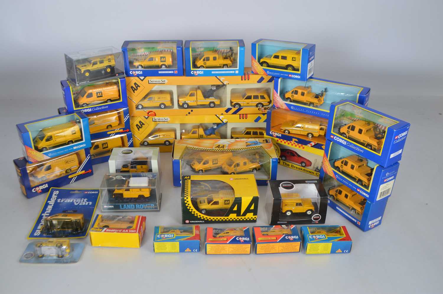 Lot 73 - Modern Diecast Modern Automobile Association Vehicles (29)