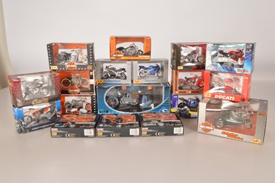 Lot 125 - 1:18 and 1:10 Scale Vintage and Modern Motor Cycles and Kits (18)