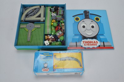 Lot 548 - ERTL Mini World Thomas Train set and Viaduct Accessory pack (2)