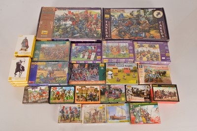 Lot 556 - Large collection of boxed 1/72 Scale Medieval Figures by various makers (32)