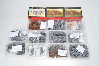 Lot 561 - Collection of boxed Ceasar Miniatures   Celt Figures and unboxed Hat 1/72 Roman figures (qty)