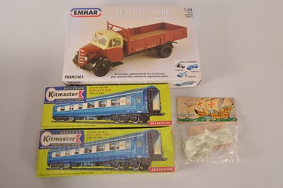 Lot 737 - Kitmaster 00 Gauge boxed unmade Kitchen Car kits early Airfix Golden Hind and Emhar large scale Bedford 'OLBD' kit (4)