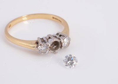 Lot 2 - An 18ct gold 3 stone diamond ring