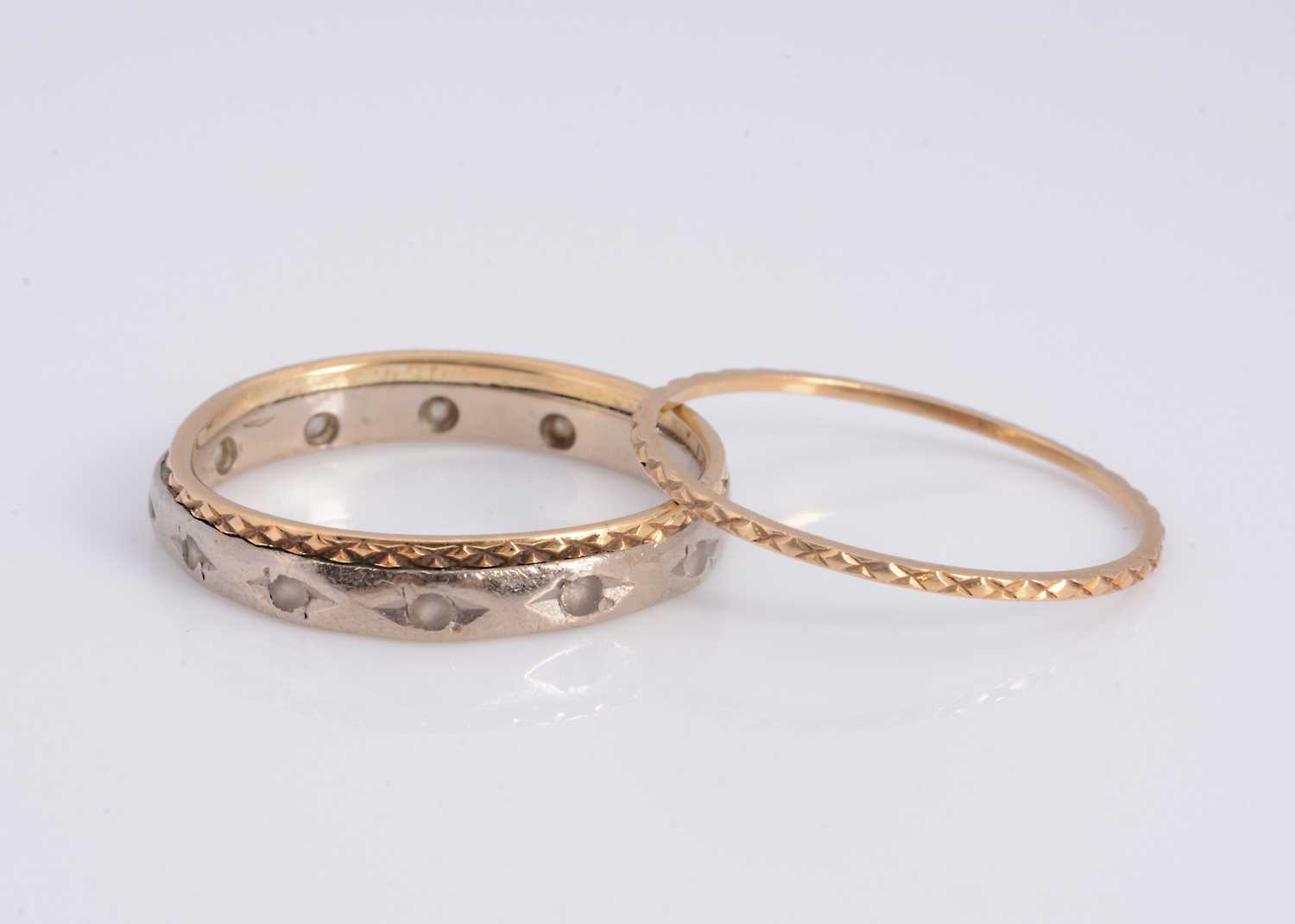 Lot 4 - An 18ct white & yellow gold wedding band
