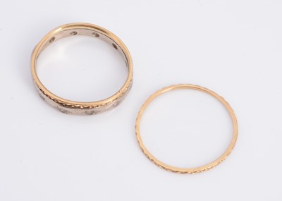 Lot 4 - An 18ct white & yellow gold wedding band