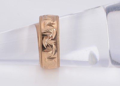 Lot 19 - A 9ct gold patterned wedding band