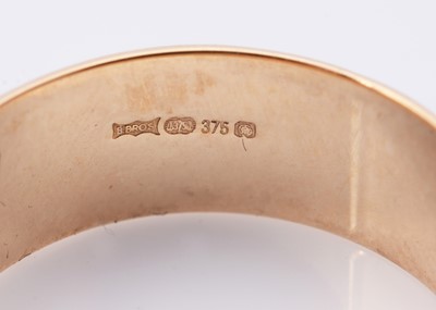 Lot 19 - A 9ct gold patterned wedding band