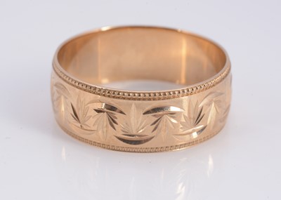 Lot 19 - A 9ct gold patterned wedding band