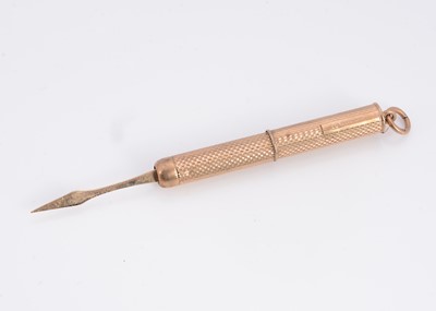 Lot 21 - A 9ct gold tooth pick
