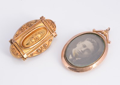 Lot 23 - A 9ct gold Victorian brooch, a 9ct gold photo pendant