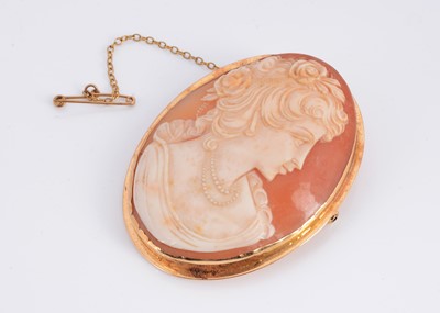 Lot 24 - A 18ct gold large cameo brooch