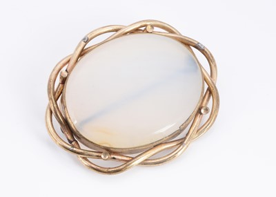 Lot 25 - A pinchbeck agate cabochon brooch