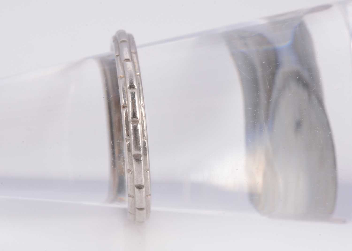Lot 27 - A platinum wedding band
