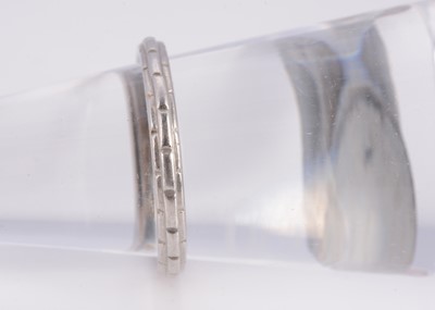 Lot 27 - A platinum wedding band