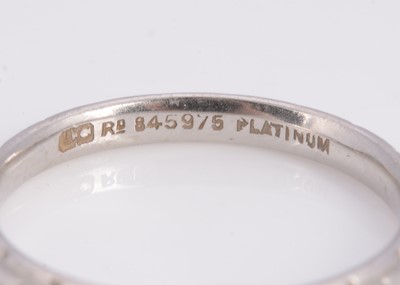 Lot 27 - A platinum wedding band