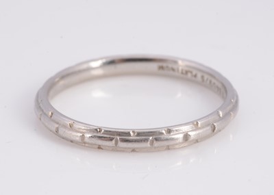 Lot 27 - A platinum wedding band