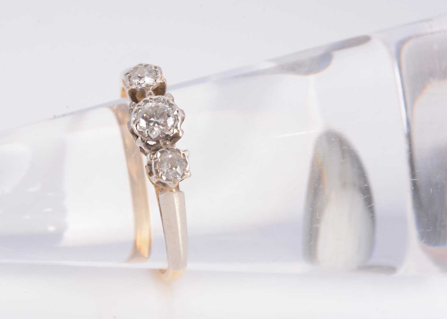 Lot 28 - A 18ct & platinum 3 stone diamond ring