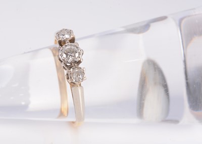 Lot 28 - A 18ct & platinum 3 stone diamond ring