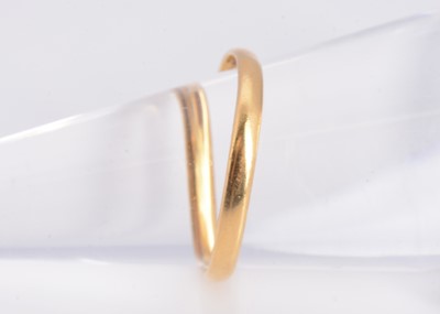 Lot 32 - An 22ct gold wedding band
