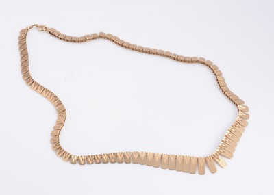 Lot 34 - A 9ct gold graduated necklace