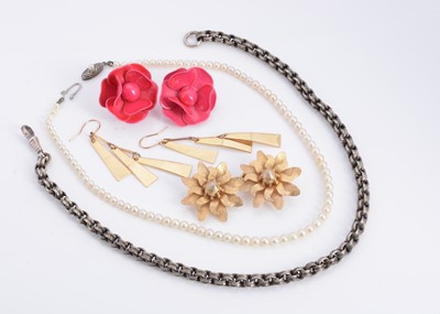 Lot 43 - A collection of costume jewellery