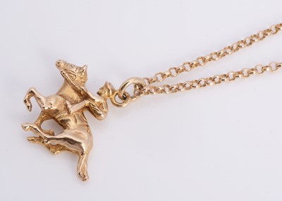 Lot 48 - A 9ct gold necklace with horse & jockey pendant