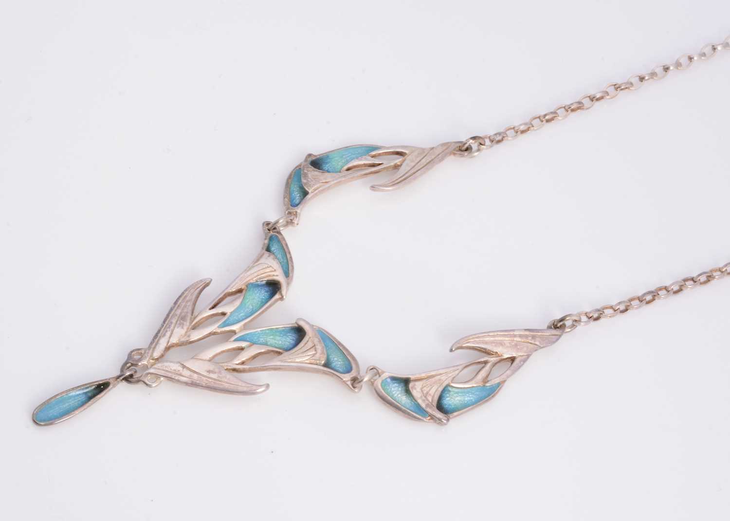 Lot 58 - An silver enamelled Pat Cheney Chenevive range pendant necklace