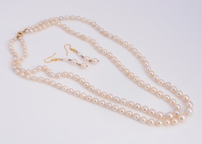 Lot 62 - A double row of graduated cultured pearl necklace