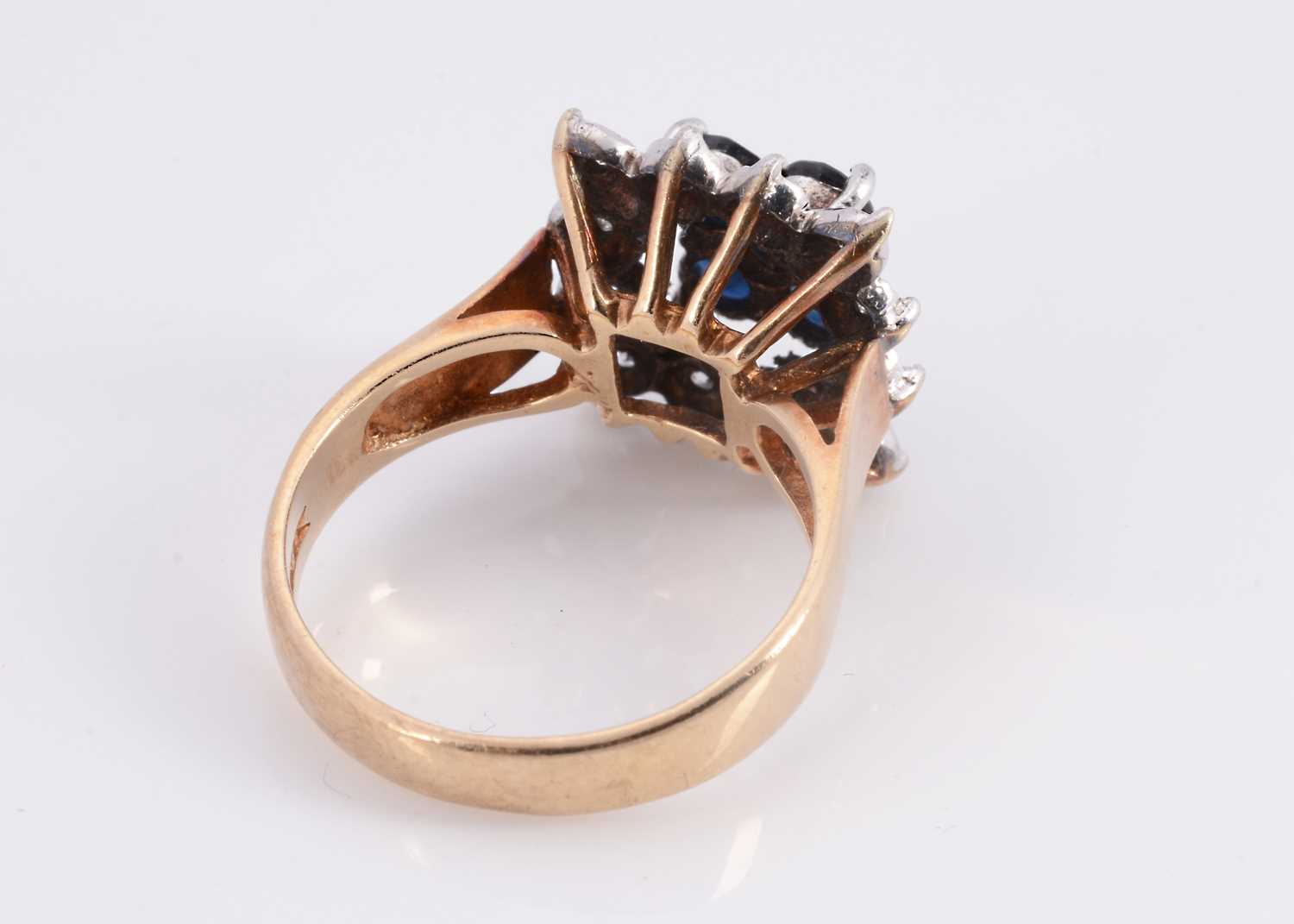 Lot 77 - A 9ct gold sapphire & diamond cluster ring
