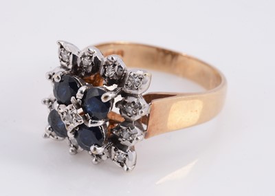 Lot 77 - A 9ct gold sapphire & diamond cluster ring
