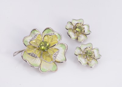 Lot 78 - A matching set of silver & peridot flower brooch & earrings