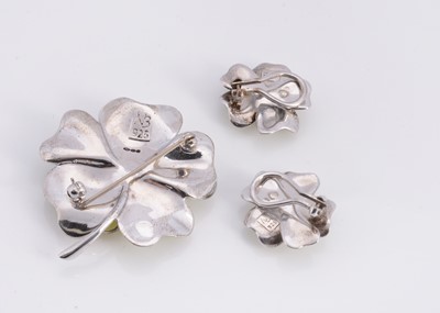 Lot 78 - A matching set of silver & peridot flower brooch & earrings
