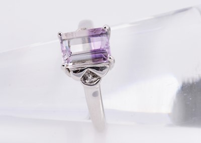 Lot 82 - A 9ct white gold emerald cut bi colour stone dress ring