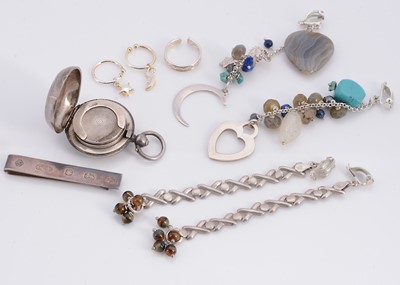 Lot 85 - A collection of silver & white metal items