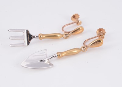 Lot 101 - A pair of 9ct gold gardening fork & spade drop earrings
