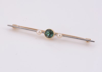 Lot 106 - A green garnet 15ct gold & platinum bar brooch