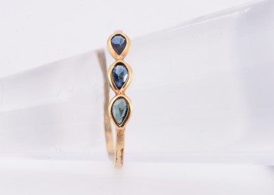 Lot 109 - A small yellow metal three stone sapphire ring